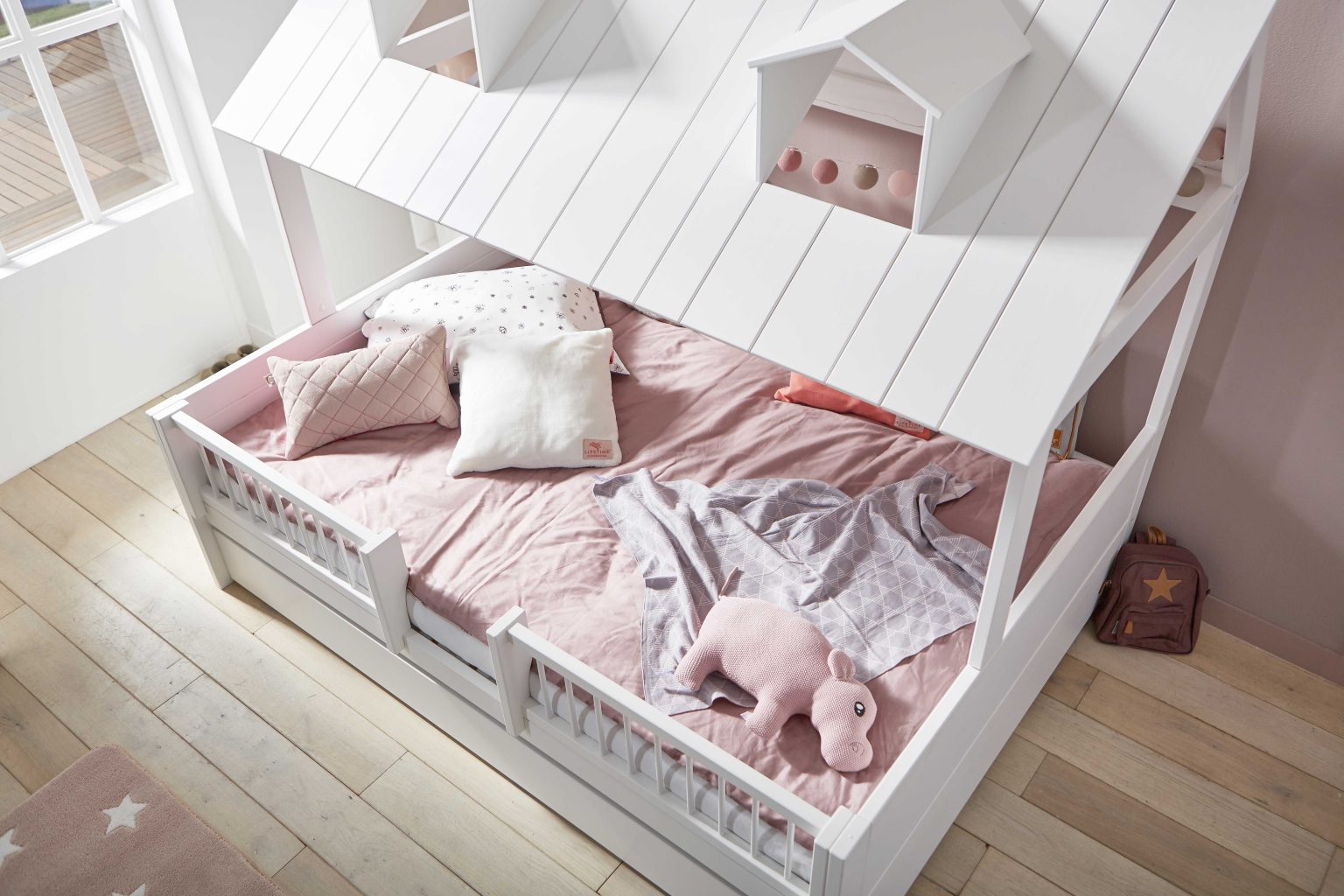 Beachhouse kinderbed detail - een speels kinderbed ontwerp voor kleine slaapkamers met opbergruimte