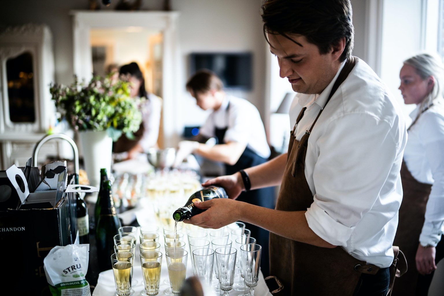 Professional catering team bereidt heerlijk eten voor het inhuren van een cateraar bij evenementen en feestjes