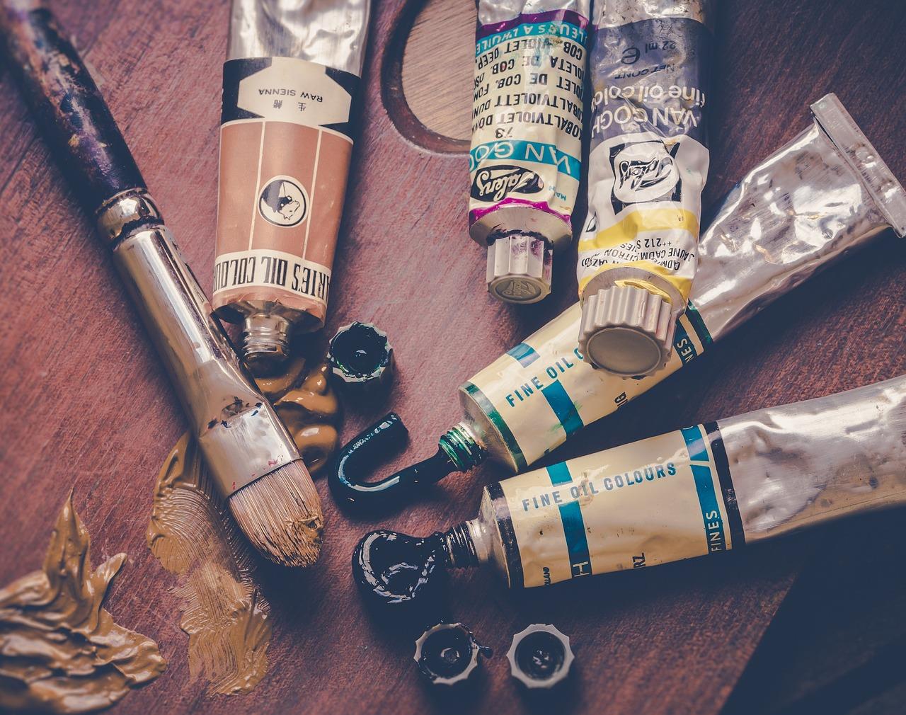 Afbeelding illustreert het belang van offline hobby's zoals puzzelen voor creativiteit en welzijn