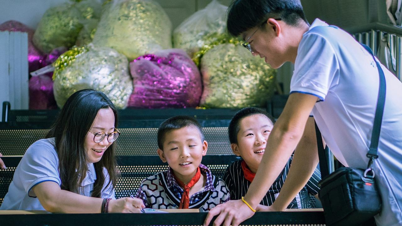 Bijlesdocent helpt student met persoonlijke aandacht en ondersteuning voor beter schoolsucces