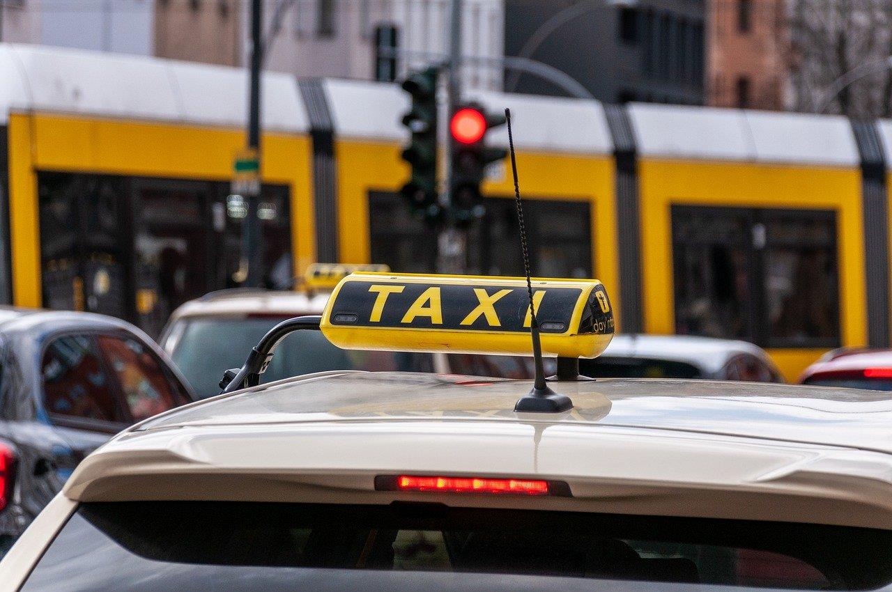 Tips om oplichting taxirit Doetinchem te voorkomen: controleer taximeter, betrouwbare bedrijven kiezen en routes verifiëren